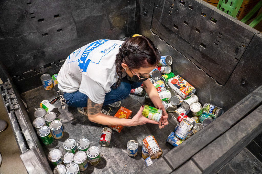 Volunteer sorts food