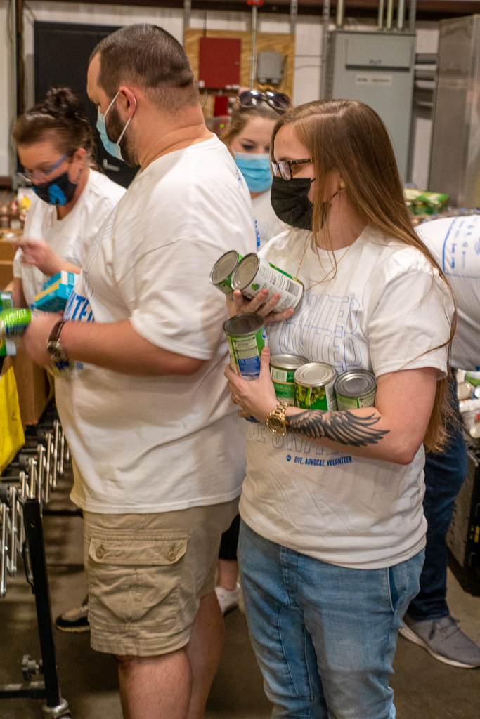 Volunteer sorts food