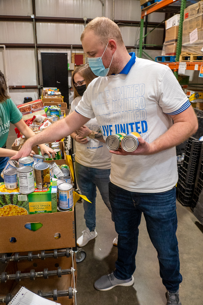 Volunteer sorts food