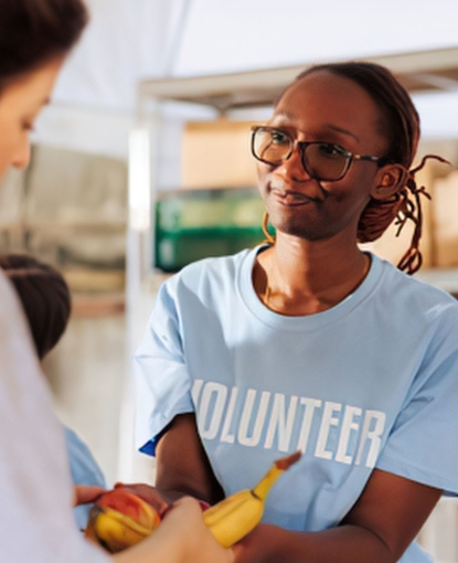 Volunteer handing out food.